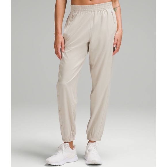 Lululemon Tearaway Mid Rise Track Pant Joggers Jogging Pants Mojave Tan 12 NWT - Picture 1 of 9